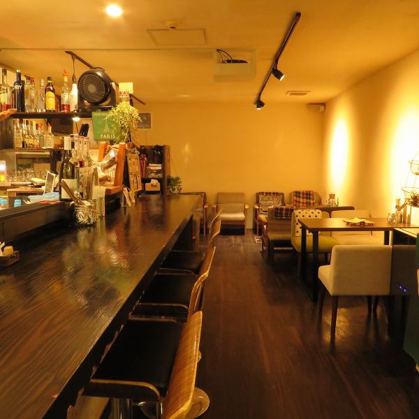 The shop is a space of 22 seats where you can relax in a calm atmosphere based on wood. ◎ There are counter seats and table seats (sofa seats).Please relax and relax in a homely space ♪ Enjoy dishes that match a wide variety of sake!