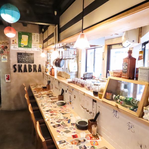お店に入ると、目の前に広がるのは活気あふれるカウンター席。お一人様や少人数のお客様でも気兼ねなくお食事を楽しむことができます。また、ゆったりとくつろげる4名様用のテーブル席もございますので、ご家族やご友人とのお食事にも最適です！アットホームな雰囲気の中で心ゆくまでお食事と会話をお楽しみください♪
