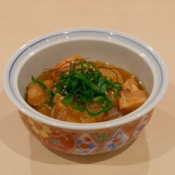 美味炖鸡肉和萝卜