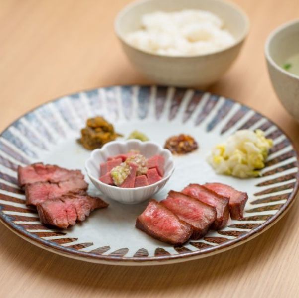 【一枚ずつ焼き上げる】牛たん三種盛り