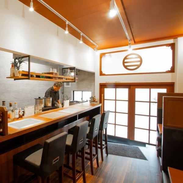 カウンター席がメインのこじんまりとした親密な空間です。調理の臨場感と活気を肌で感じられ、大切な会話も楽しめる、まさに特等席。お一人様や少人数で、温かい雰囲気の中、ゆっくりと食事を堪能したい方に最適です。