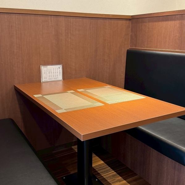 壁や仕切りに囲まれた独立感のあるボックス席を、4名様がけで2テーブル（計8席）ご用意しております。周囲を気にせず、ご友人やご家族と水入らずの団欒を楽しみたい時にぴったりです。仲間と会話を存分に楽しめる空間です。