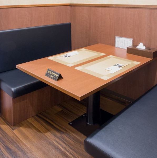 柔らかな光と和の趣を感じる暖簾で仕切られた半個室席です。完全な個室ではないため、店の賑わいを感じつつも、プライベート感を保って大切な方との時間を過ごせます。ちょっとしたお祝いや、落ち着いた食事におすすめです。