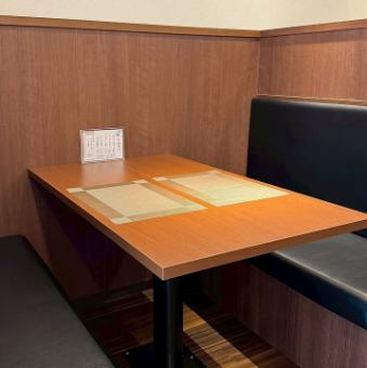 【ゆったりとお食事を楽しめる4名掛けのテーブル席をご用意しております】広めの作りで、お子様連れのお客様でも安心してご利用いただける、使い勝手の良いお席です。ご家族ではもちろん、友人同士の食事会、仕事仲間との集まりなど、様々なシーンにぴったり。落ち着く空間で、こだわりの牛たんをお楽しみいただけます。