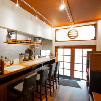 【4席限定のカウンター席をご用意しております】目の前で大将が調理する様子を間近で楽しめる、特等席です。牛たんの焼ける音、立ちのぼる湯気まで臨場感たっぷり。できたての美味しさをいち早く味わえる、人気のお席となっております。ライブ感あふれる調理風景とともに、贅沢なひとときをお過ごしください。