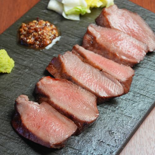 一枚ずつ丁寧に焼き上げる「名物 牛たん」