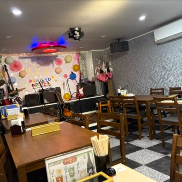 友人や同僚と一緒に、思い切り歌えるカラオケを体験しませんか？当店は、大人数でも楽しめるカラオケを提供しています。 賑やかな音楽とともに、笑顔あふれるひとときを過ごすことができます！忘れられない宴会や二次会に、ぜひご利用ください！歌って笑って、最高の思い出を作りましょう♪