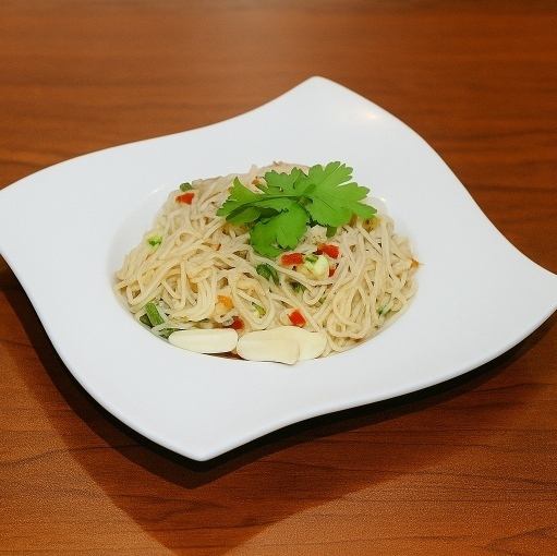 異国の風味を感じられる、特製麺のハーモニー！【焼きビーフン】