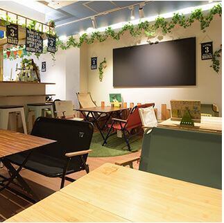 [Ikebukuro] The interior of the restaurant is designed like a campsite, so you can experience the atmosphere of an authentic BBQ. The tatami room on the grass is very popular.There are monitors in the restaurant, so if you bring in any video footage necessary for your party, we can show it.Please feel free to contact the store for details!