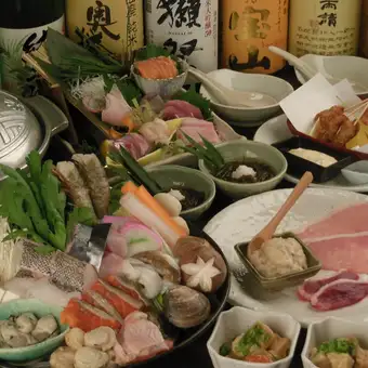 我們的豐盛火鍋套餐售價7,000日圓，包含無限暢飲（僅限現金支付）。]