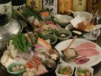 我们的丰盛火锅套餐售价7000日元，包含无限畅饮（仅限现金支付）。]