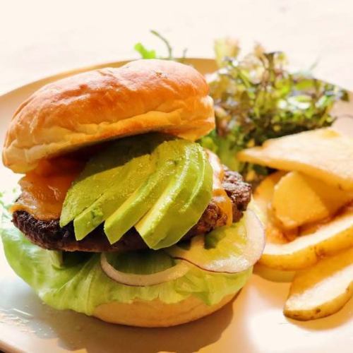アボカドチーズバーガー