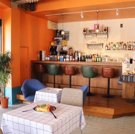 明るいオレンジ色の壁がトレードマーク！食欲をそそります。ホットドッグ・バーガー以外にも、ビールやお酒にぴったりのメニューもご用意しています。自家製のソーセージやベーコン、大山鶏の砂肝コンフィなどが人気。自家製ドリンクやクラフトビール、ハイボールと共に、友人や家族との楽しい時間をお過ごしください。