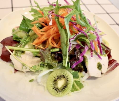 自家製チキンハムと季節野菜のサラダ