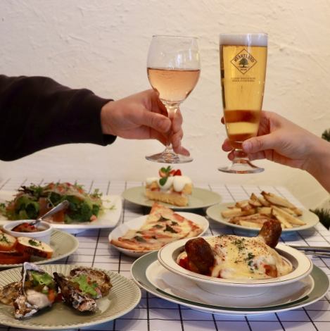 横浜・本牧のKEEP AND ROLLでは、ホットドッグを軽食ではなく「食事」として楽しんでいただけます。国産豚100%の大きなソーセージに自家製のバンスやソースを合わせた一皿は、シンプルながら素材の味をしっかり感じられます。友達や家族と一緒に、お一人でも。カジュアルな店内でゆっくりとお過ごしください。