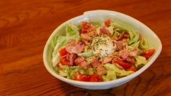 베이컨과 따뜻한 구슬 시저 샐러드