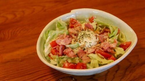 베이컨과 따뜻한 구슬 시저 샐러드