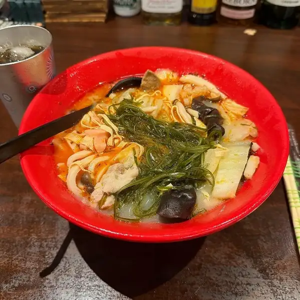 牛骨スープとたっぷりの薬膳が香る、当店看板メニューの本格麻辣湯をご堪能ください