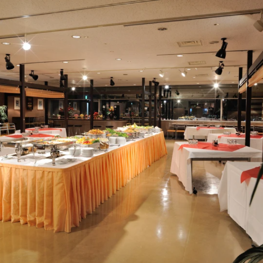 1日1組限定の貸切パーティー専門店です。人数は着席120人まで・立食160人まで対応。ホールのレイアウト変更の自由度が高いです。お気軽にご要望をお聞かせください。