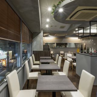 当店では2名掛けのテーブルを12卓ご用意しております。和モダンを基調とした落ち着いた雰囲気で、ゆっくりとお食事を楽しんでいただけます。恋人、ご友人同士、ご家族など様々な場面でご利用いただけるお席となっております。各駅からのアクセスも良く、会社帰りにもご利用しやすいお店ですので、ぜひご利用くださいませ。