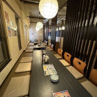 It is a tatami room type. If you have a large group and would like to use a private room, it can accommodate up to 26 people.