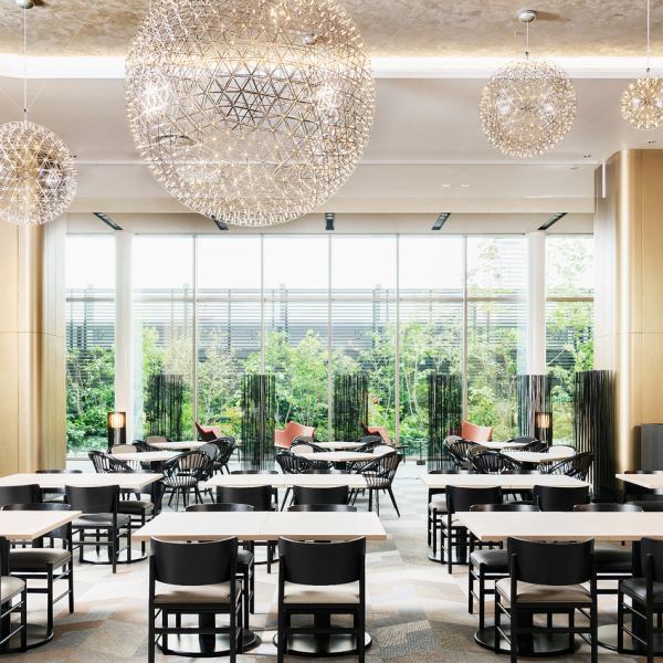 開放的な店内からは庭園が見え、四季の移ろいを視覚と味覚の両方からお愉しみいただけます！ランチとディナーでもまた違った景色が楽しめますので、ぜひ一度お越しください。