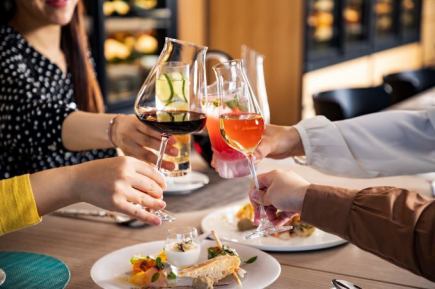 【平日晚餐】<仅限女性> 意大利四道菜套餐，长达3小时无限畅饮 “春季闺蜜之夜”套餐