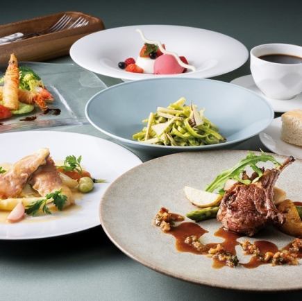 【春季晚宴 4/1-5/31】“补偿”五道菜套餐，包含鱼类和肉类菜肴。¥8,200 ⇒ ¥7,700