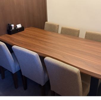 2층석입니다.최대 6명이 이용할 수 있는 완전 개인실을 3실 준비하고 있습니다.※2층석은 코스 예약만 손님만의 안내가 됩니다.