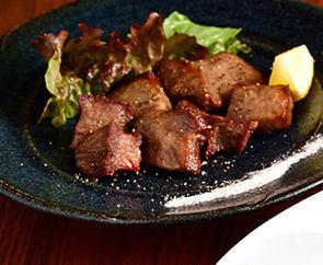 牛舌根：烤牛舌配葱花和盐