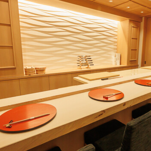 プライベートな飲み会や接待、特別な食事会に最適な空間で、周囲を気にせず、心ゆくまでお料理とお酒を楽しむことができます。店主が心を込めて提供する創作料理と、厳選したお酒のペアリングが、特別なひとときを一層引き立てます。