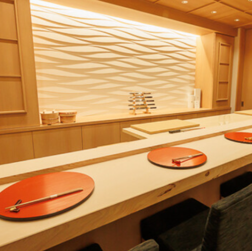 <p>プライベートな飲み会や接待、特別な食事会に最適な空間で、周囲を気にせず、心ゆくまでお料理とお酒を楽しむことができます。店主が心を込めて提供する創作料理と、厳選したお酒のペアリングが、特別なひとときを一層引き立てます。</p>