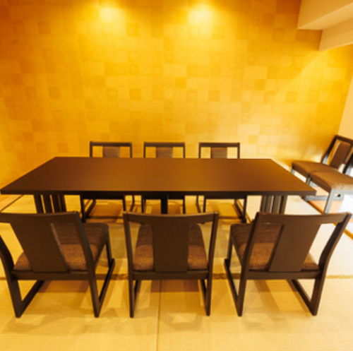 <p>2階は6名様まで収容可能な個室をご用意しております。落ち着いたインテリアでまとめられ、心地よい雰囲気の中でお料理をお楽しみいただけます。大人の隠れ家として、特別なひとときを演出する個室で、ぜひ心ゆくまでご堪能ください。</p>