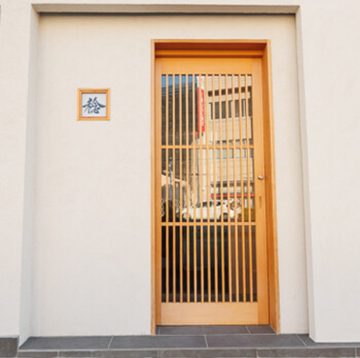 当店では、こだわりの空間づくりを大切にしております。インテリアは和のテイストを取り入れ、ライベートな飲み会や接待、特別な食事会に最適です。特別なひとときを存分にお楽しみいただけるような空間で皆様のご来店をお待ちしております。