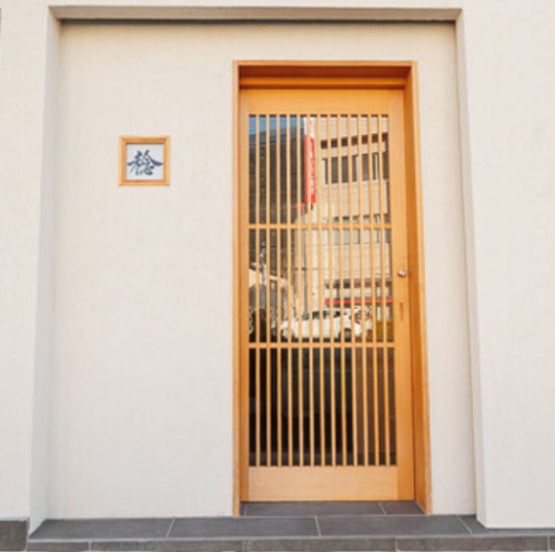 <p>当店では、こだわりの空間づくりを大切にしております。インテリアは和のテイストを取り入れ、ライベートな飲み会や接待、特別な食事会に最適です。特別なひとときを存分にお楽しみいただけるような空間で皆様のご来店をお待ちしております。</p>