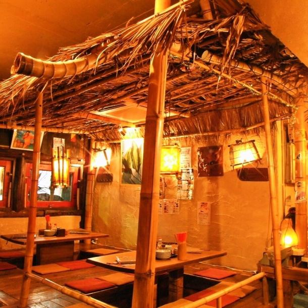 【If it's a banquet while feeling Okinawa ...】 Izakaya feeling exactly Okinawa of driftwood and tile roof! There are also diggers of OK up to 20 people ♪ Private banquet is available for around 30 guests ♪