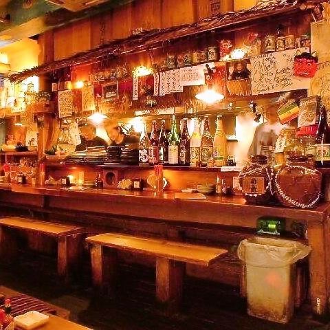 【Enjoy the Okinawan mood with a date!】 Slowly relaxingly drinks and pubs of Okinawa cuisine ★ The counter seat is welcome even for one person even on a date !! If you come alone can get to know a stranger ♪ It might be a good gimmick ♪