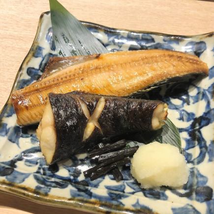 [Two kinds of grilled fish set meal] A lunch set meal that includes two kinds of grilled fish, an appetizer, sashimi, dessert, and an after-meal drink