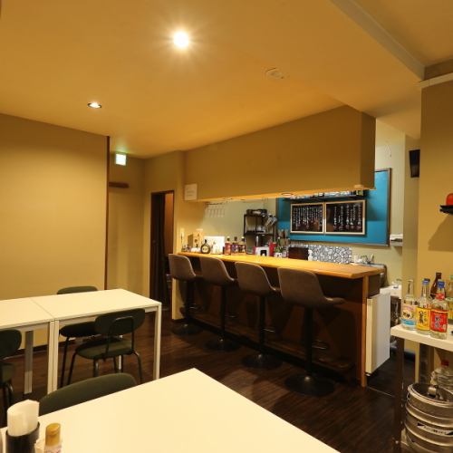 <p>テーブル席を完備しており、気の合う職場の同僚との飲み会や、大切なご友人同士での集まり、ご家族でのいつものお食事会など、様々なシーンでご利用いただけます。こんぺき自慢のお料理をふんだんにご堪能いただける、ご宴会にぴったりな「店主のおまかせコース」は3500円(税込)でご用意しております。是非ご利用ください。</p>