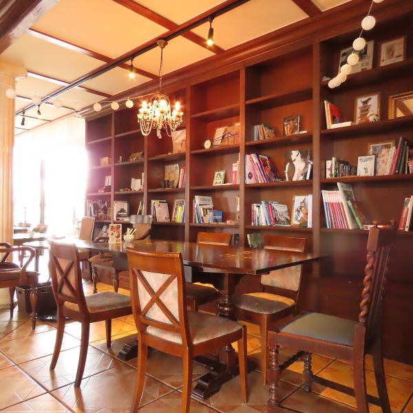 A cafe that proposes a lifestyle, with a variety of atmospheres that stimulate the senses! There is a kids room with 40 seats, so customers with children can enjoy their meals with peace of mind.