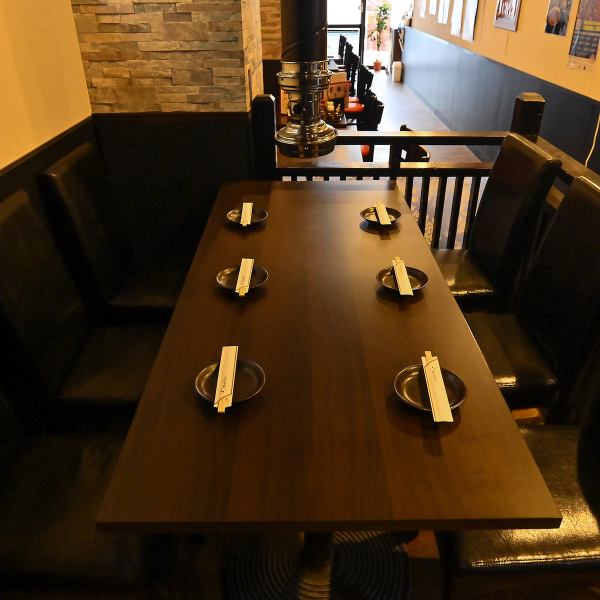 【会社宴会やご友人・ご家族と♪】ゆったり焼肉を楽しめる6人テーブルは人気席！ご予約がおススメです♪