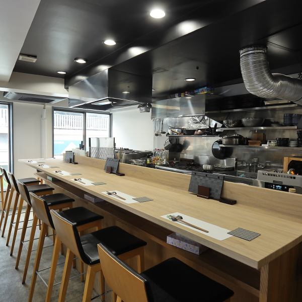 【特別なシーンにぴったり◎】当店のカウンター席は9席ご用意しております。白を基調にした店内×木のカウンター席が洗練された雰囲気を演出します。目の前で調理される美味しいお料理とぴったりのお酒を楽しみながら、特別な時間をお過ごしいただけます。カウンター席でのゆったりとしたひとときをお楽しみください♪
