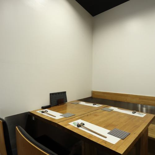 <p>【白を基調にした隠れ家空間】当店には4名様掛けのテーブル席と2名様掛けのテーブル席をご用意しており、西荻窪の隠れ家的な雰囲気を楽しめる落ち着いた空間です。ご家族やご友人とのカジュアルな食事シーンや、接待などの特別なシーンに最適です。絶品の会席料理を囲みながら、心温まる会話をお楽しみいただけます。</p>