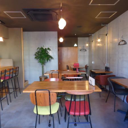 5名様で座れるテーブルのお席です。隣のお席と繋げて最大20名様までご利用可能です。