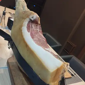 北海道サッポロクラフト生ハムと桃のコンポート