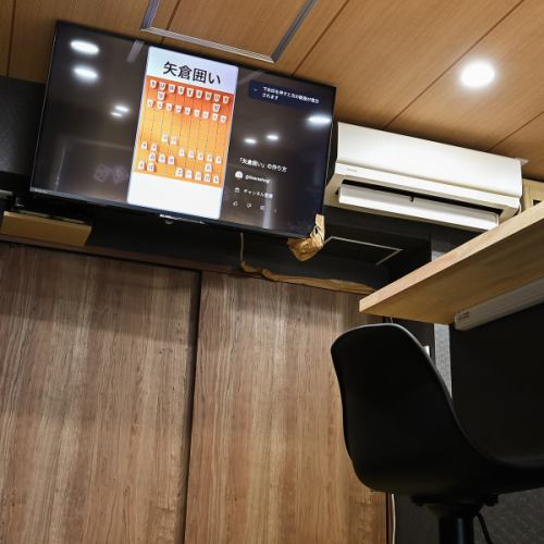 【大型モニターで盛り上がる！】店内にモニター設置