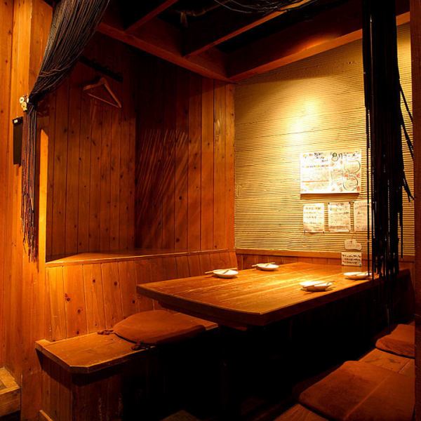 The wooden, calm private room-style box seats can accommodate up to 4 people.Ideal for dining with friends and acquaintances, girls-only gatherings, birthdays, anniversaries, and dates.Since it is made in a private room style, you can enjoy delicious dishes and delicious sake using our specialty seasonal colors and fresh fish without worrying about the eyes around you.[Sannomiya Izakaya]