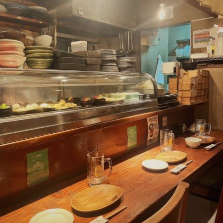 【各線三宮駅から徒歩2分】三宮の駅チカ居酒屋『八百屋』には、様々なシーンでご利用頂けるお席をご用意しております。カウンター席は1名から2名様におすすめ。目の前にはおばんざいの並ぶショーケースが!※ご利用をご希望の方は詳細についてスタッフまでお問い合わせ下さい。【三宮 居酒屋 飲み放題】