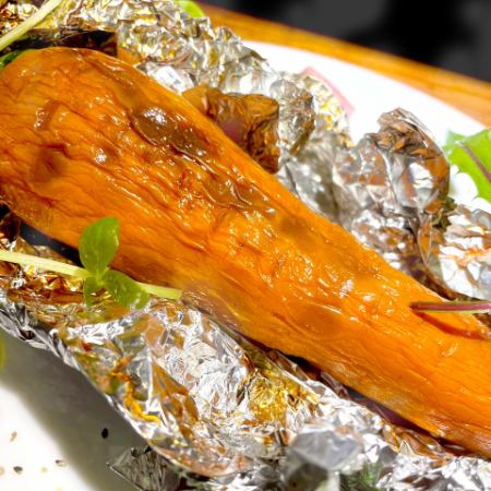 数量限定！焼き芋のように甘い、丸ごと焼きにんじん 藻塩とバジルオイルで