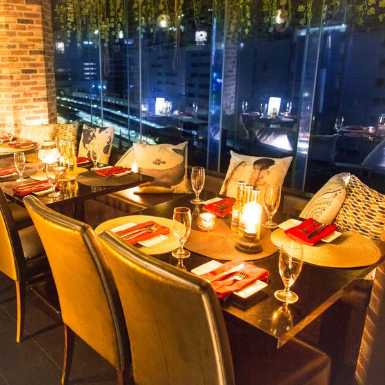 夜景が眺められえる店内に都会の喧騒を忘れ大人の時間をゆったり堪能できる空間をご用意！2名～最大100名様まで可能な店内はまったりとゆっくりできる個室を始め、様々なお席ををご用意♪落ち着いた雰囲気かつオシャレな店内の当店は接待、デート、合コン、女子会、各種ご宴会、シーンを選ばずご利用いただけます♪